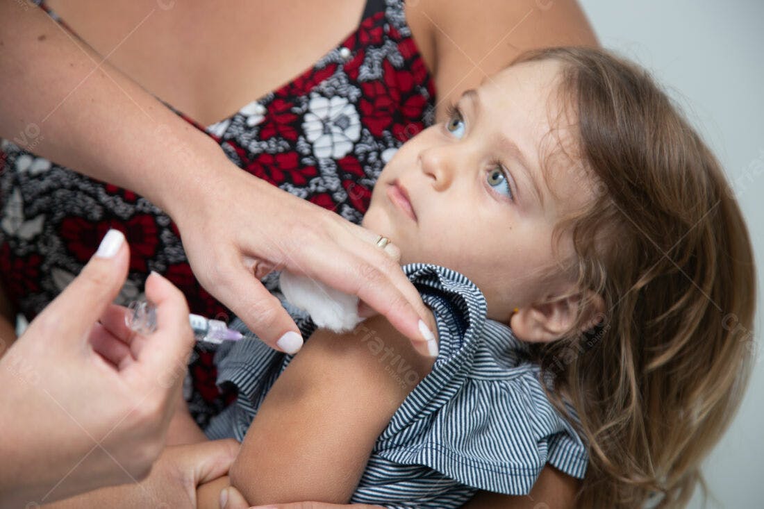 Criança recebendo vacina com mãe