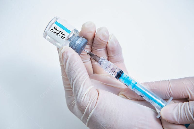 Vacina covid 19 mão com luvas 1