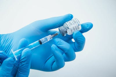 Vacina Covid 19 Mão Com Luvas 2