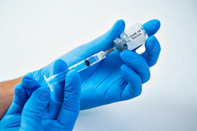 Vacina Covid 19 Mão Com Luvas 4