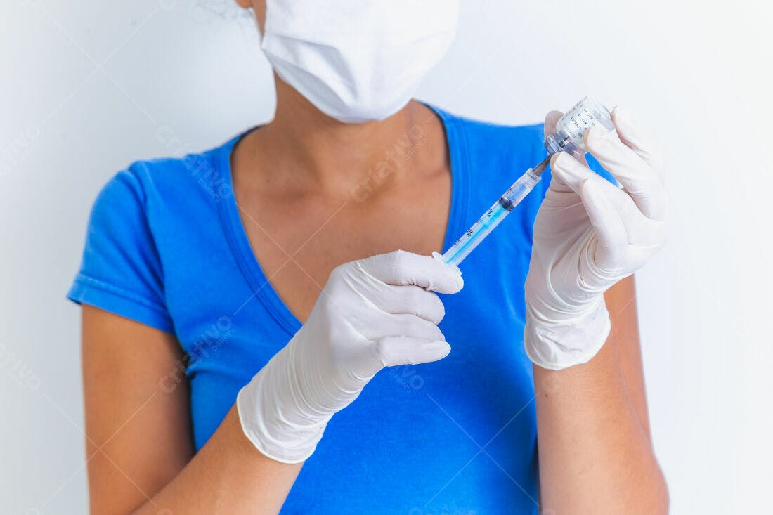 Enfermeira preparando injeção médica