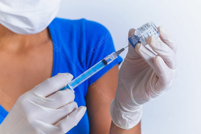 Vacina covid 19 mão com luvas 11