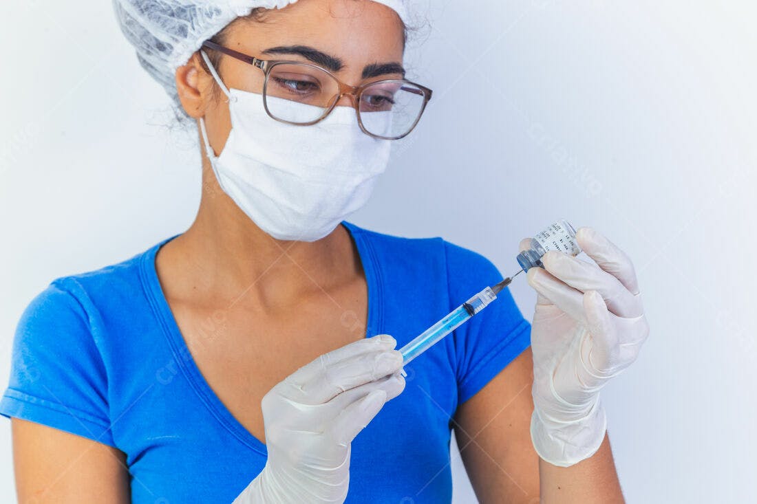 Enfermeira preparando seringa com vacina