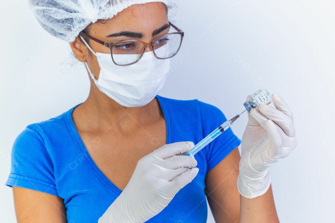 Profissional de saúde prepara injeção