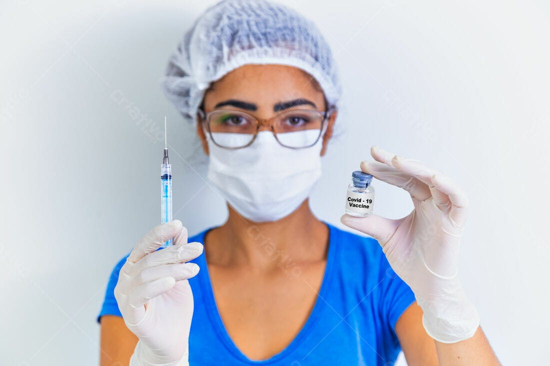Vacina Covid-19 em mãos de profissional