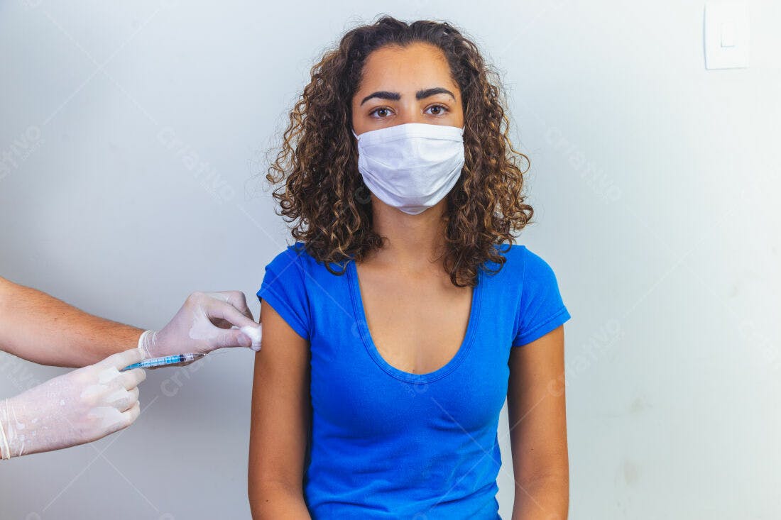Vacinação jovem mulher máscara azul