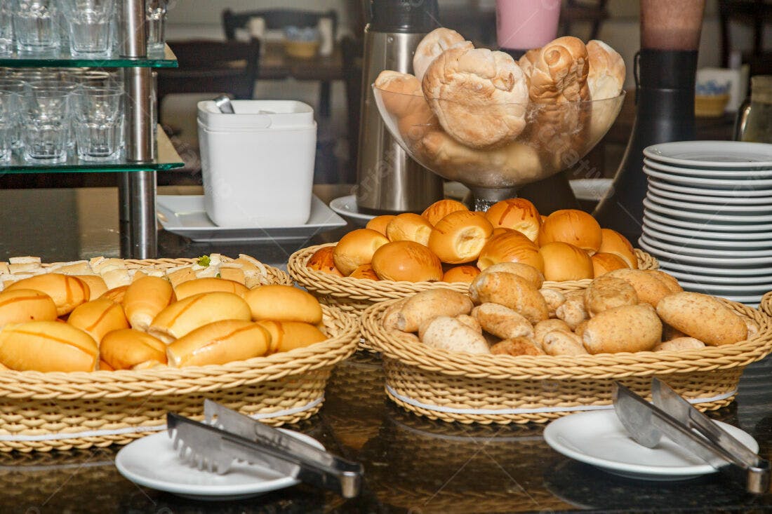 Pães variados em buffet de café da manhã
