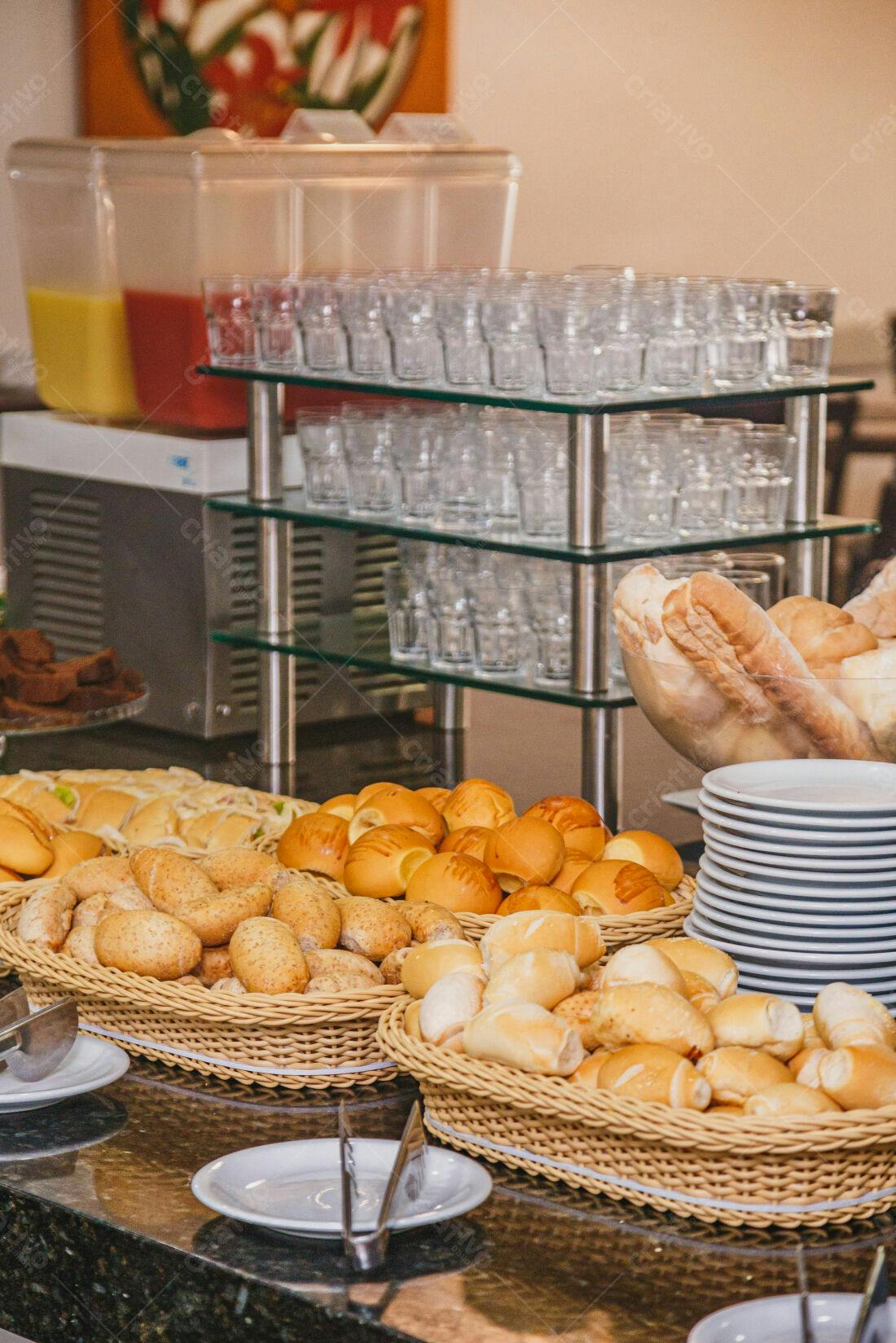 Pães e doces em buffet de café da manhã