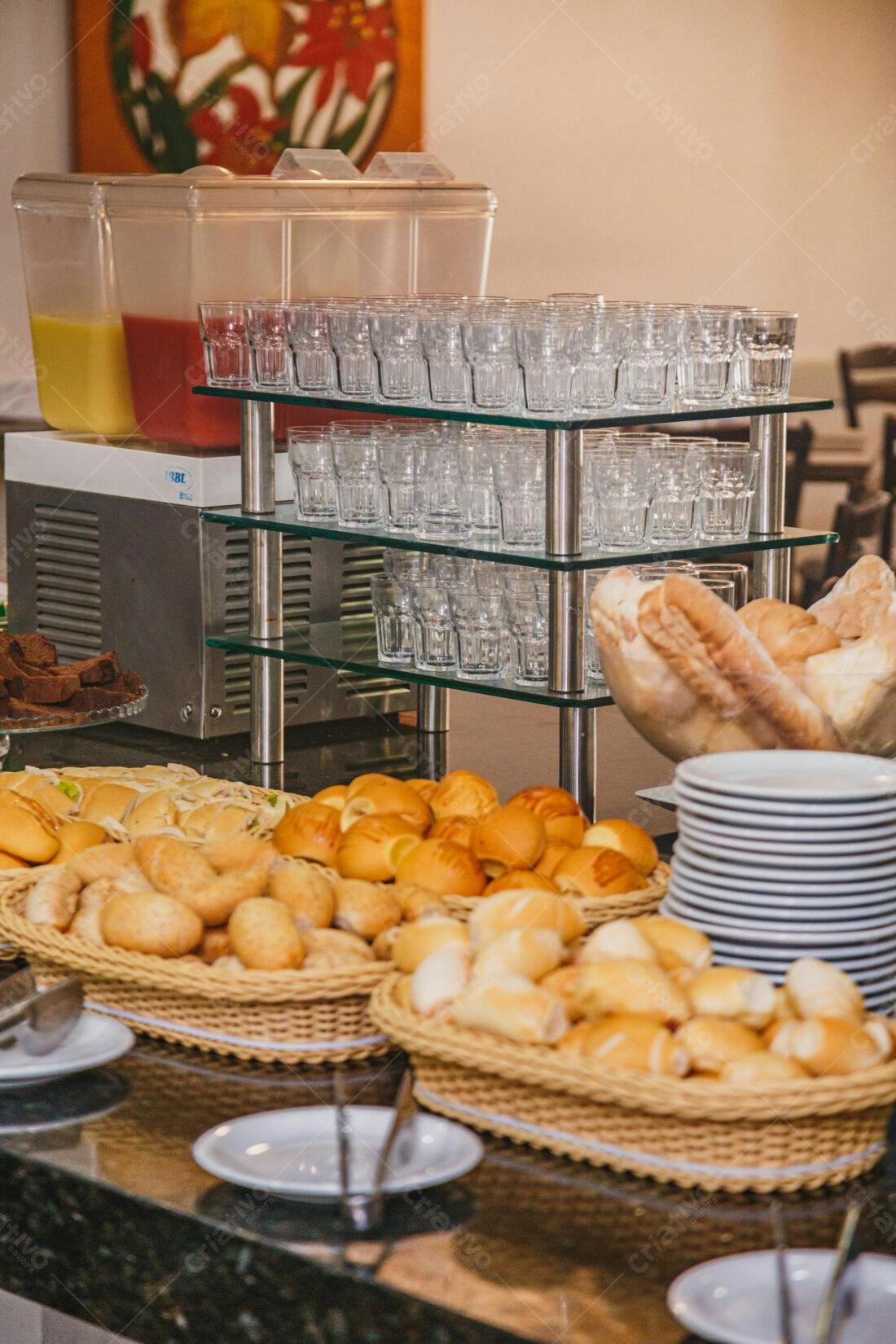 Café da manhã buffet com pães e sucos