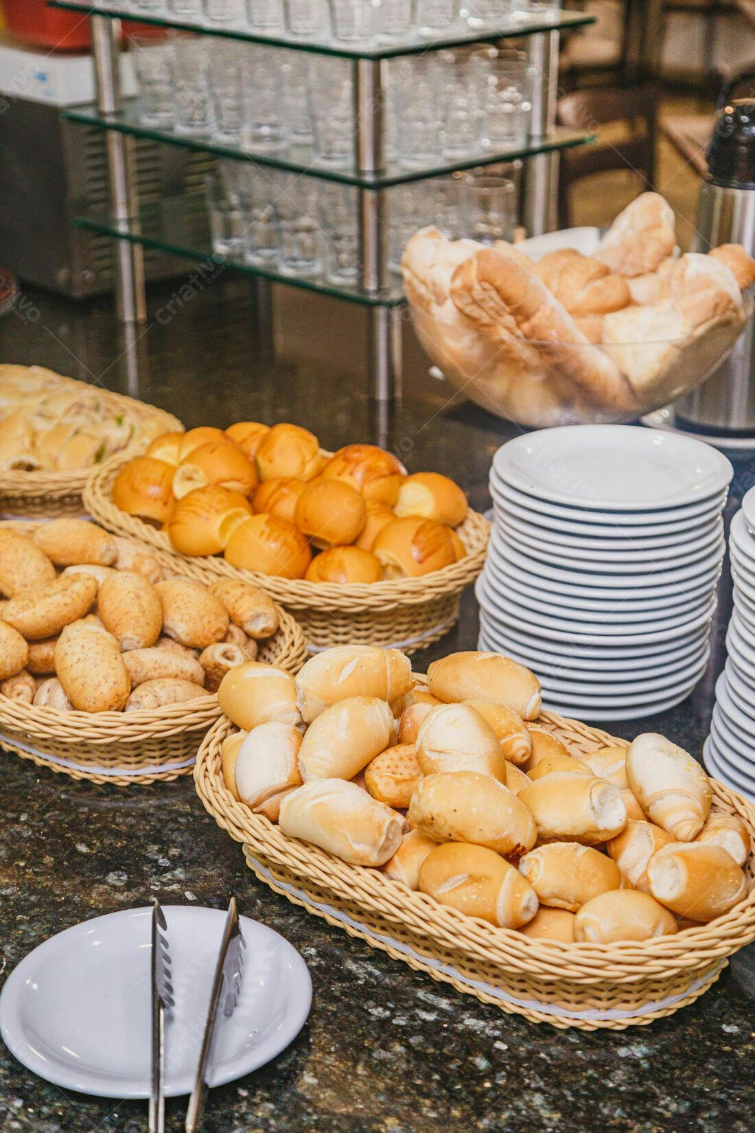 Pães variados em cestas de café da manhã