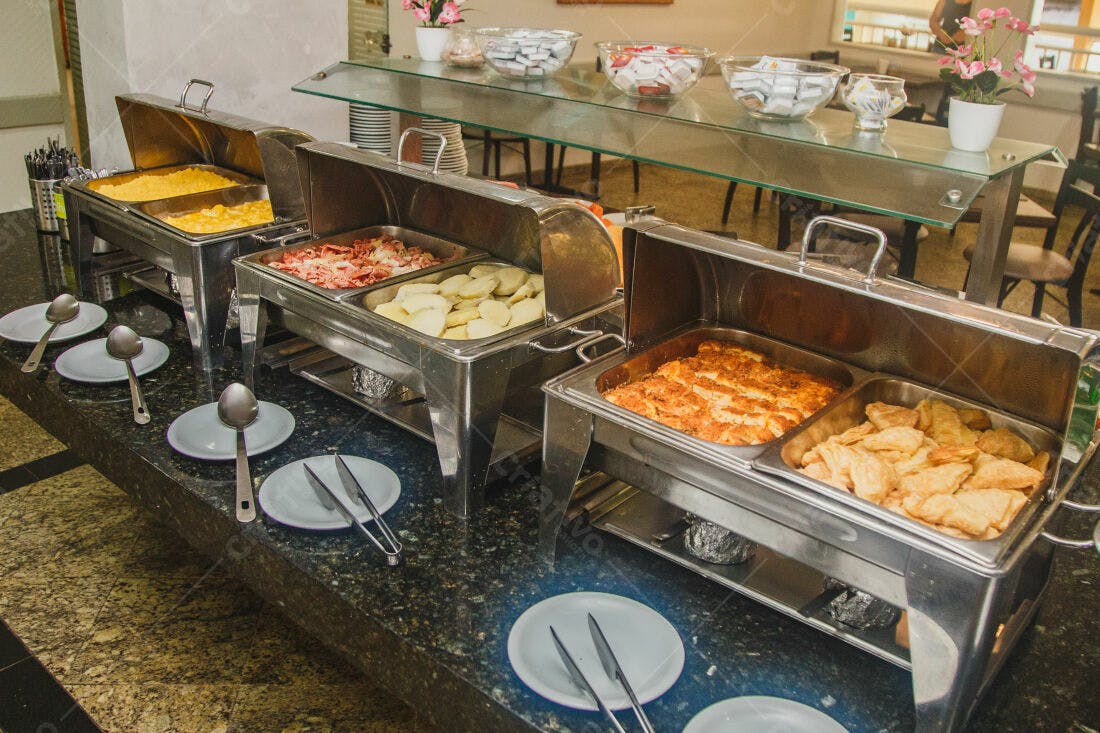 Buffet de café da manhã com bacon, batatas e pães