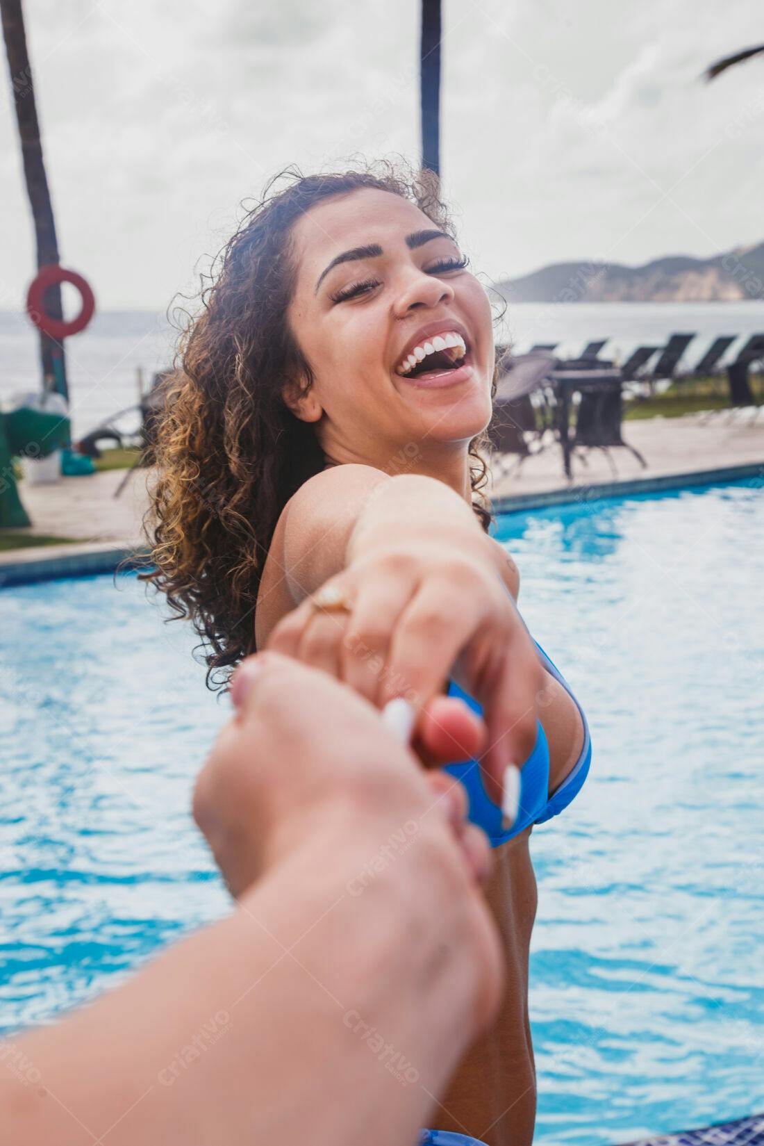 Mulher rindo piscina borda infinita verão