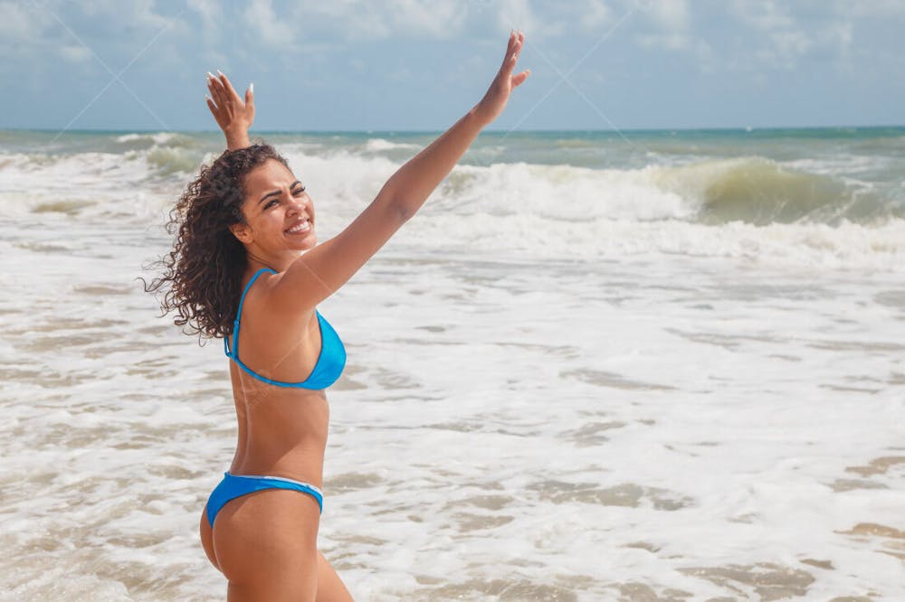 Mulher Bonita Morena Na Praia De Biquíni Azul Braços Aberto