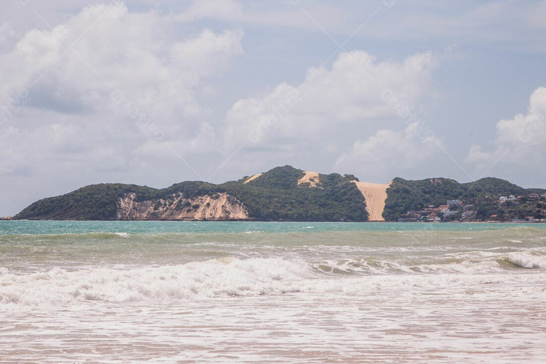 Paisagem Praiana com Dunas e Mata Atlântica