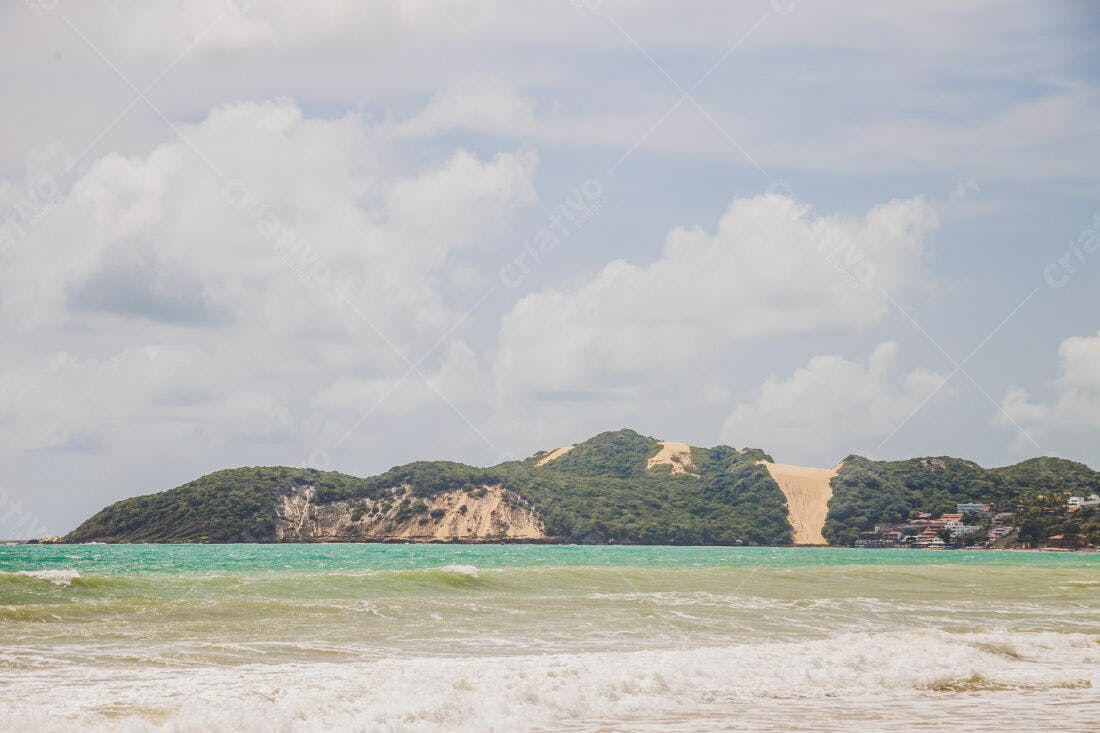 Paisagem praiana com dunas e vegetação tropical