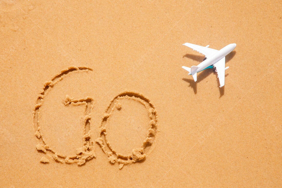 Avião e Go na areia da praia