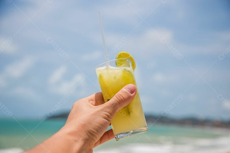 Tomando suco na praia