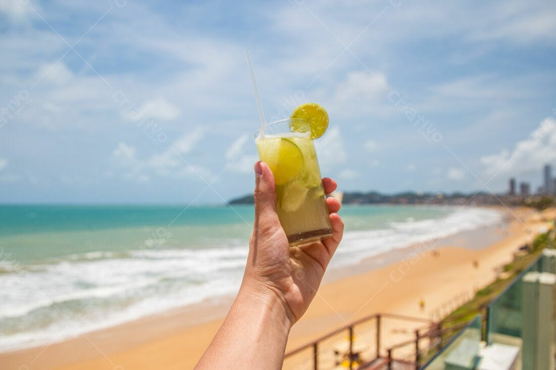 Caipirinha na praia dia ensolarado