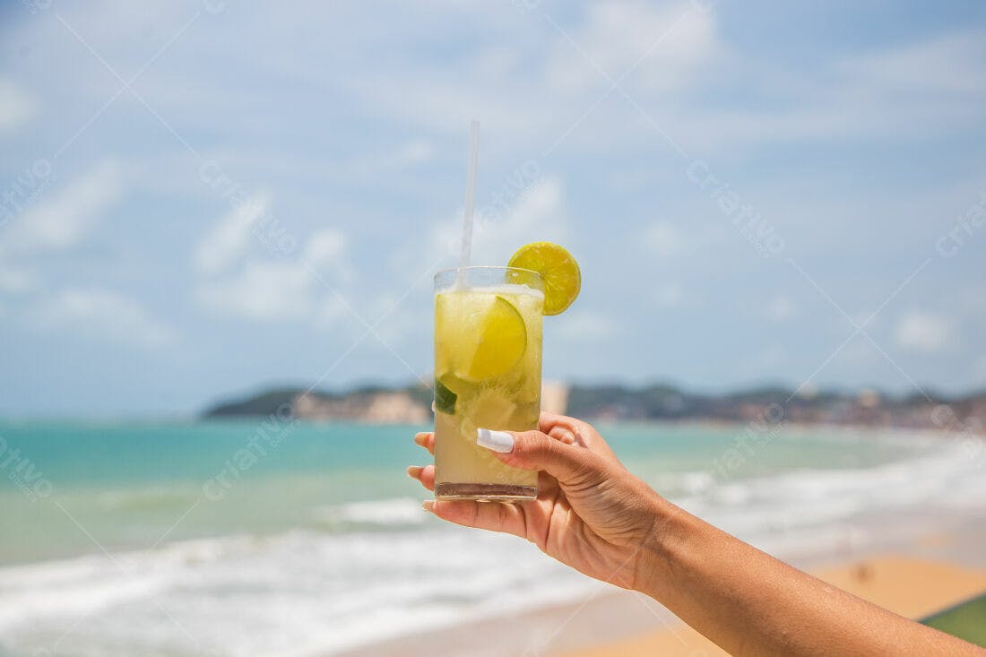 Caipirinha na praia dia ensolarado