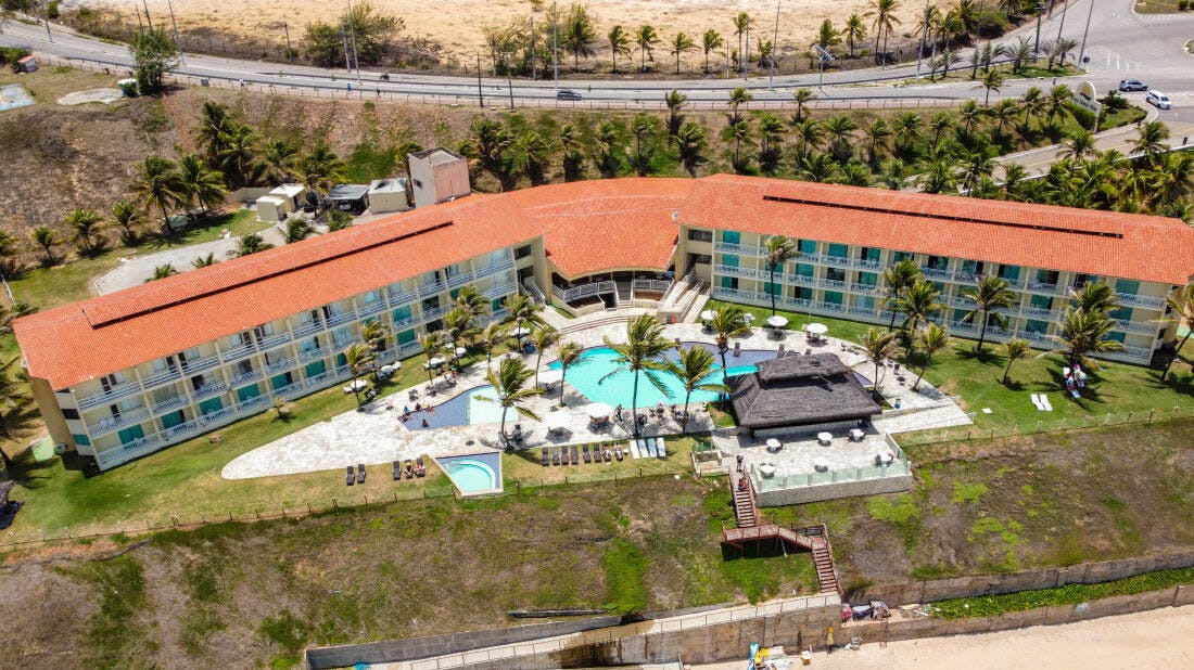 Hotel beira-mar com piscina e palmeiras