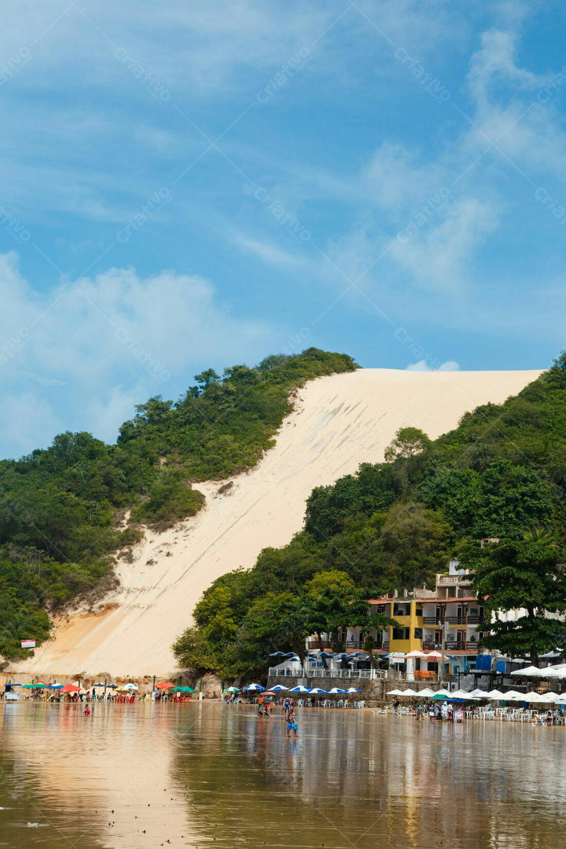 Dunas de areia branca em praia tropical