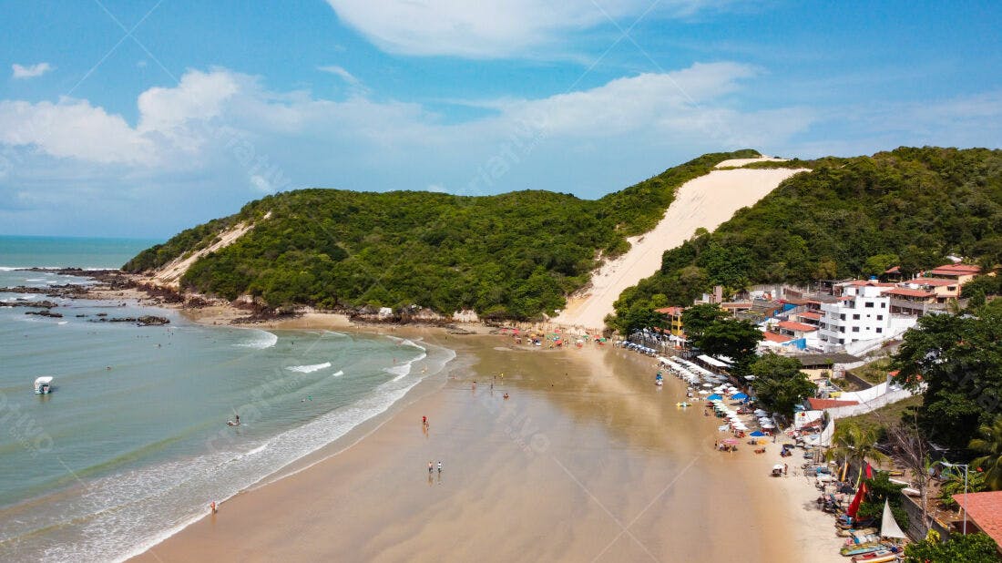 Praia tropical com dunas de areia branca
