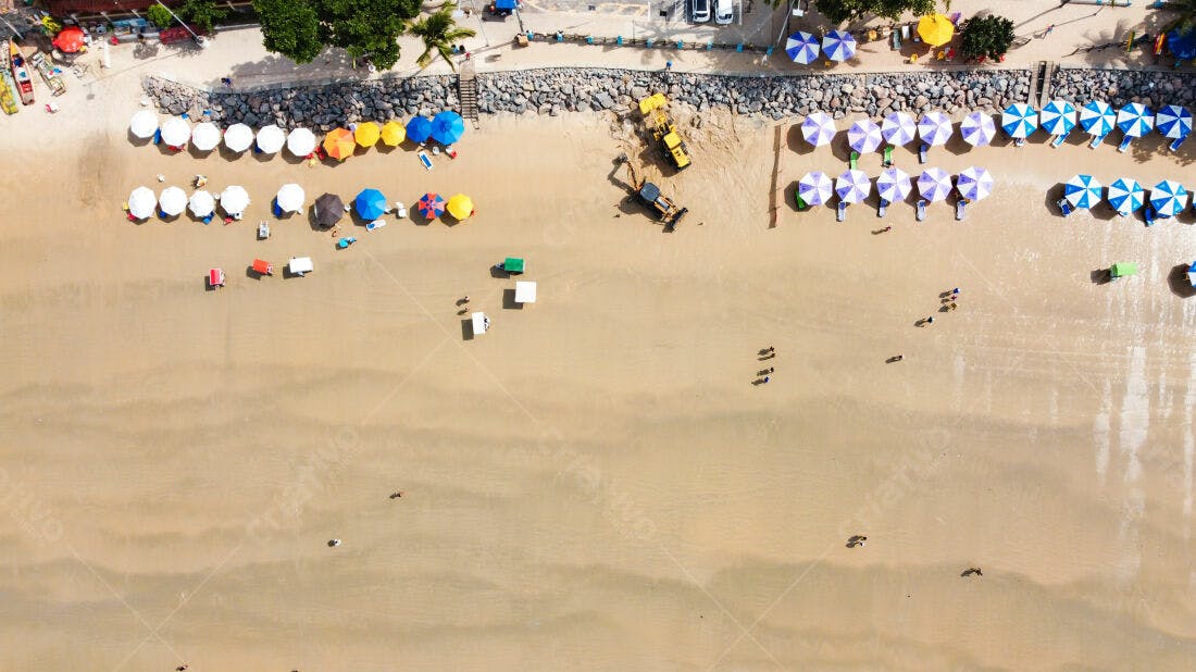 Praia arenosa com guarda-sóis coloridos