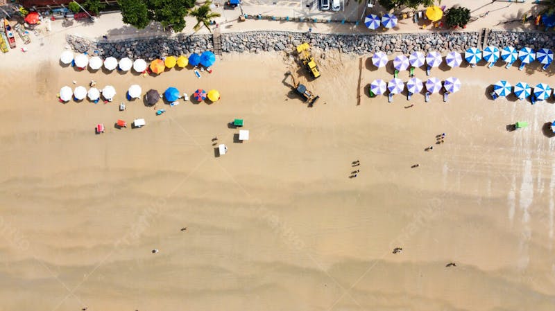 Vista áerea drone da praia turistas areia