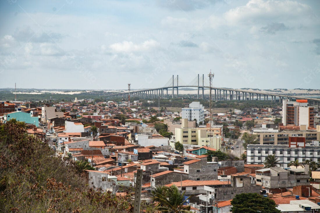 Ponte sobre cidade litorânea brasileira