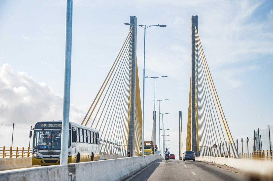 Ponte estaiada com ônibus e carros