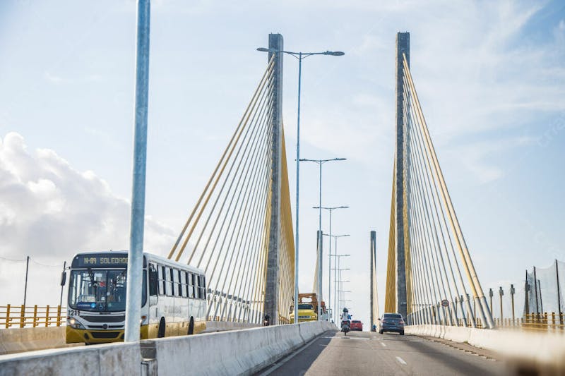 Ponte onibus dia ensolarado carros