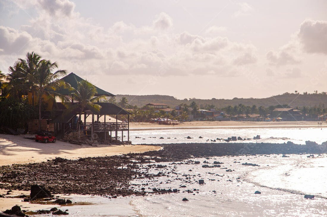 Praia tropical com bar na areia