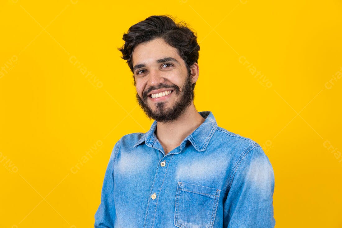 Homem sorridente camisa jeans fundo amarelo