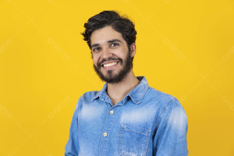 Homem com barba sorridente sorriso