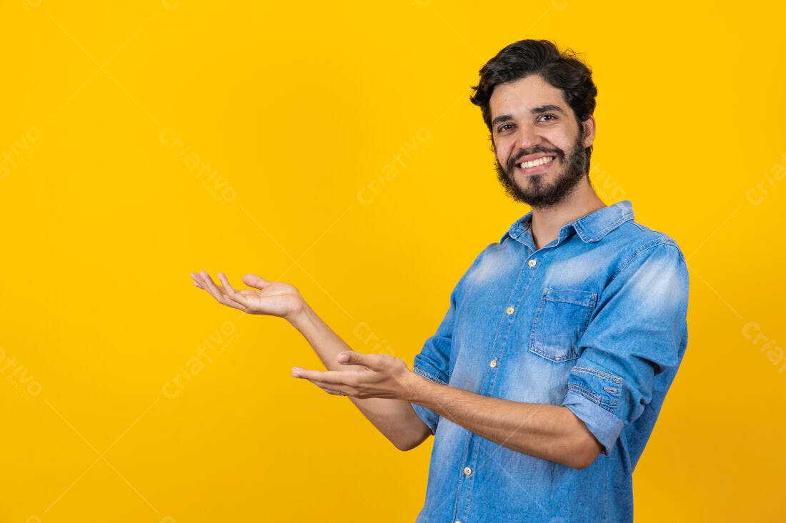 Homem sorridente apresentando produto fundo amarelo