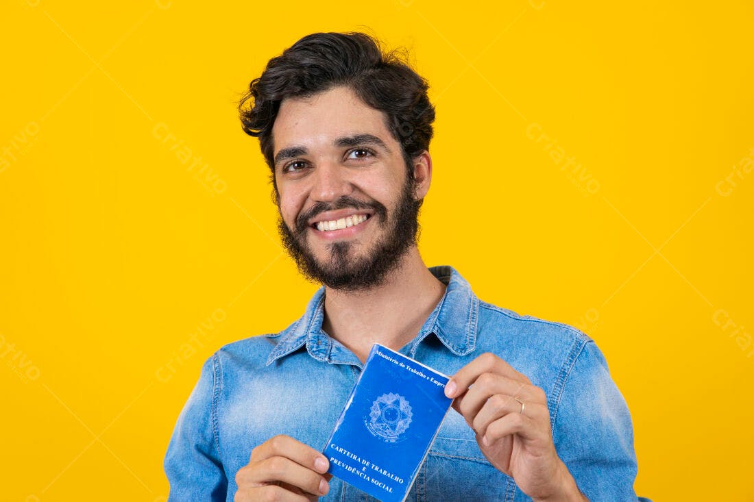 Homem sorridente segurando carteira de trabalho fundo amarelo