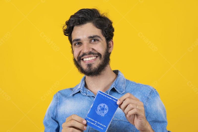 Homem com barba sorridente sorriso carteira de trabalho