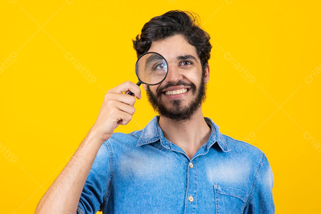 Homem barbudo com lupa fundo amarelo