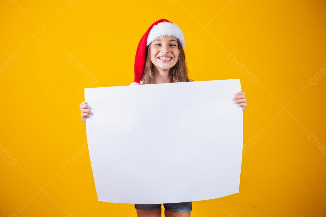 Menina com chapéu de Papai Noel segurando cartaz branco