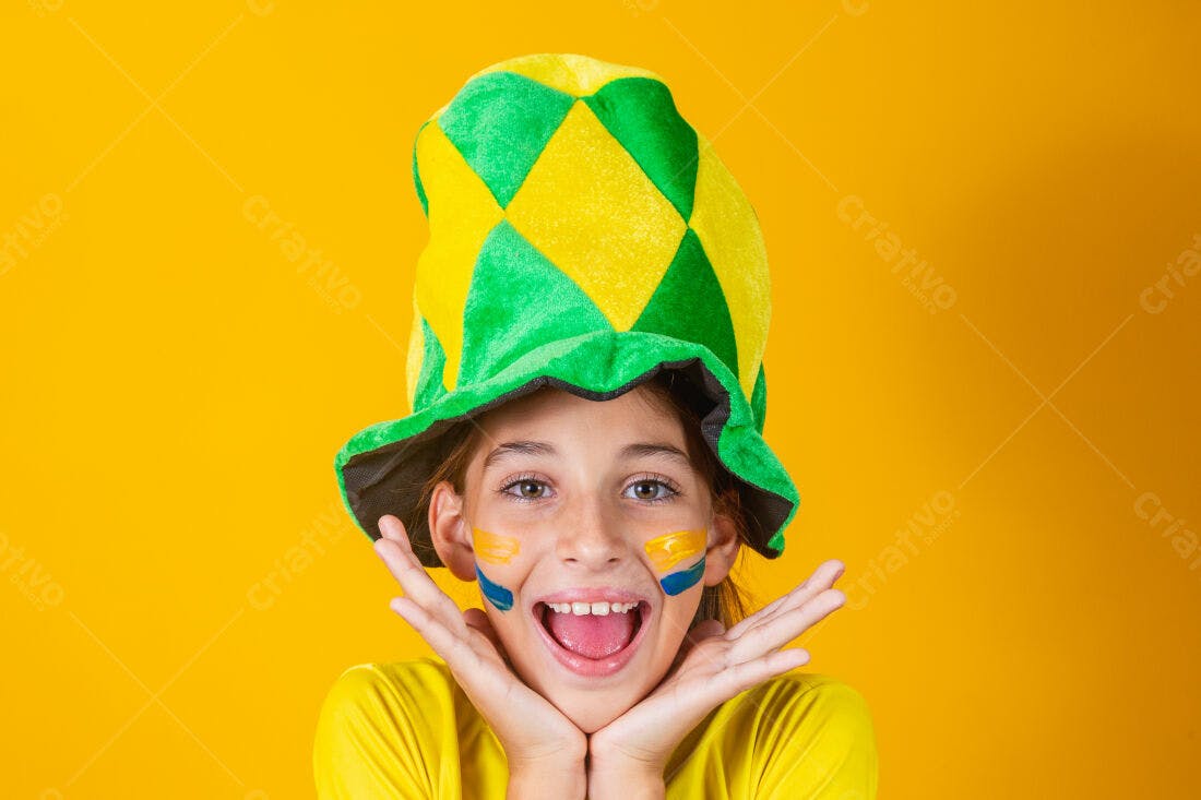 Menina torcedora com chapéu e pintura facial
