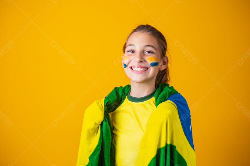 Criança torcedora futebol bandeira do brasil sorridente