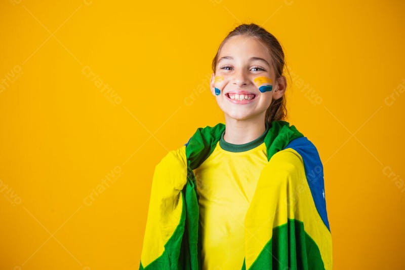 Criança torcedora futebol bandeira do brasil sorridente 2