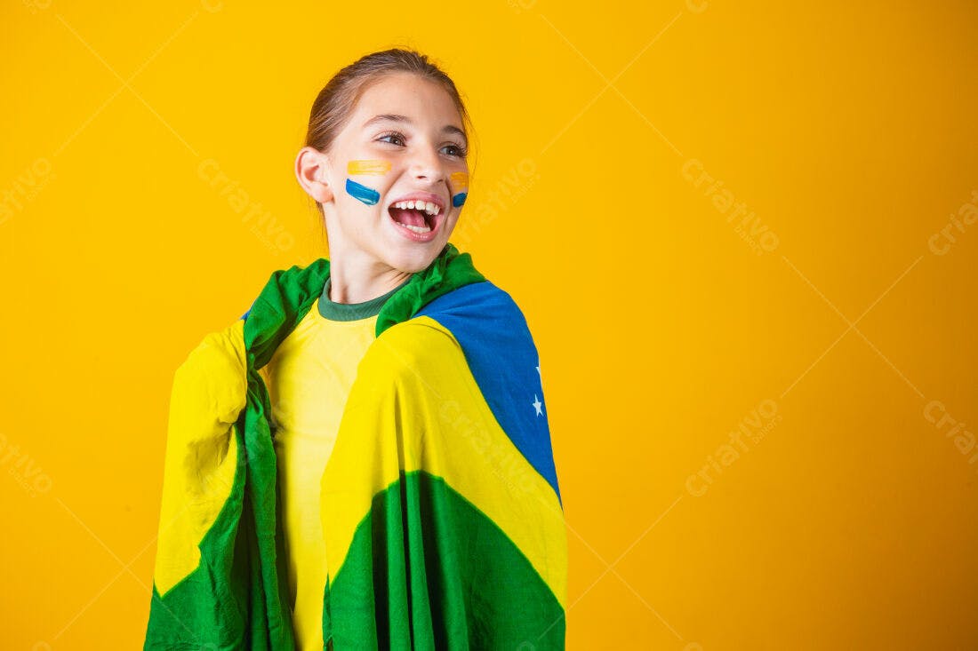 Menina torcendo com bandeira brasileira