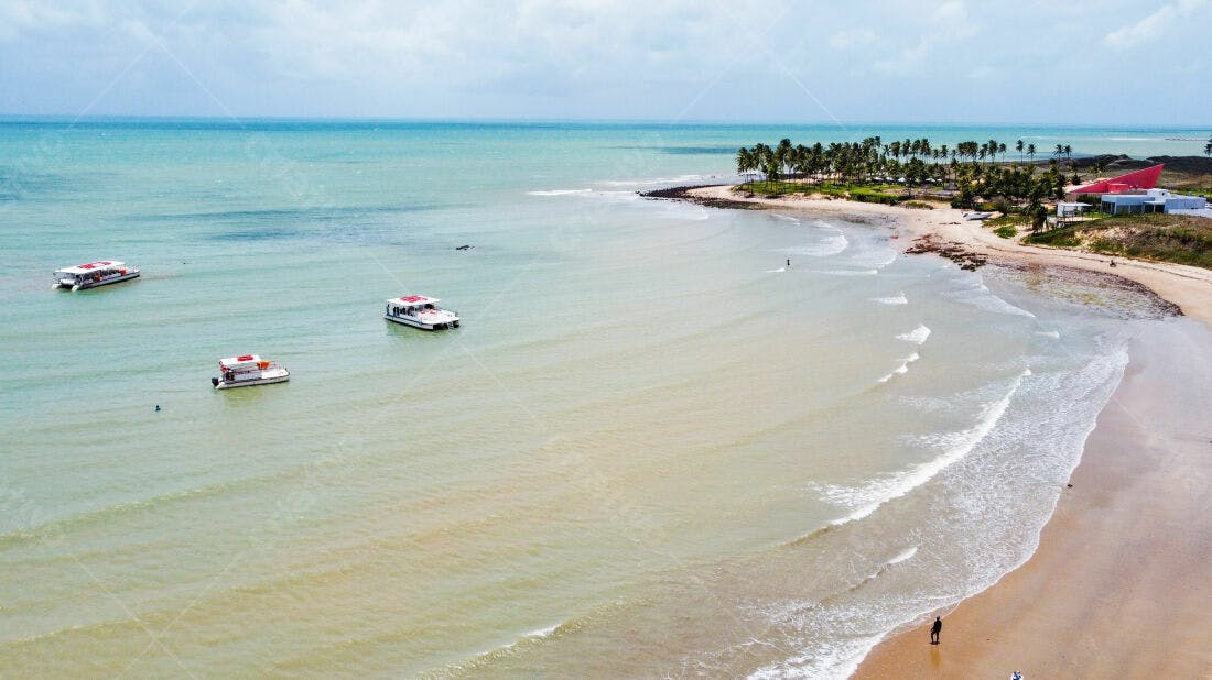 Barcos na praia paradisíaca