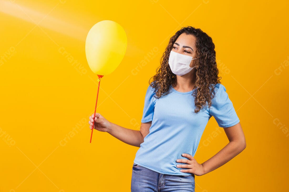 Mulher com máscara e balão amarelo