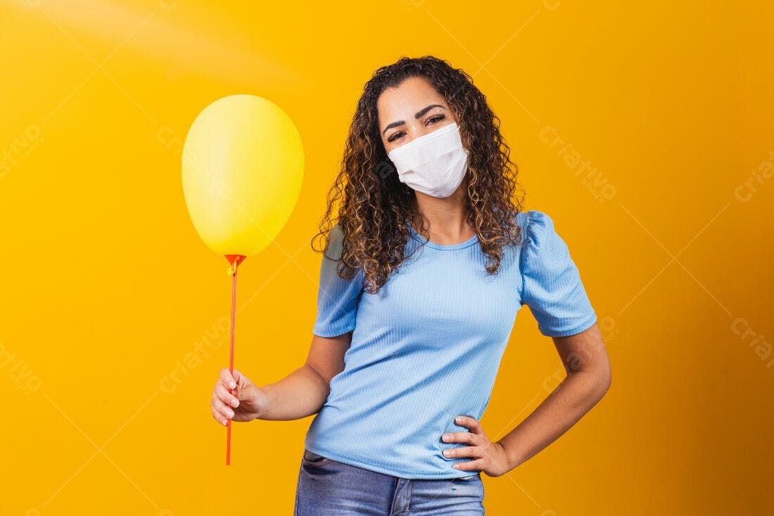 Mulher com máscara segurando balão amarelo