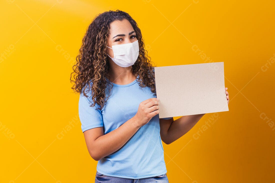 Mulher com máscara segurando cartaz amarelo