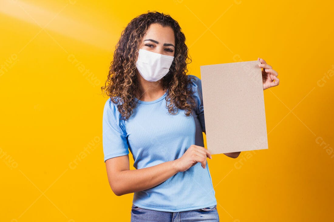 Mulher com máscara segurando cartaz amarelo