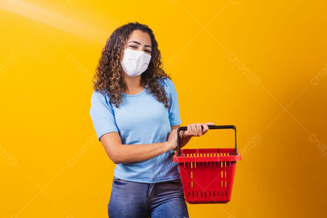 Mulher com máscara segurando cesta vermelha