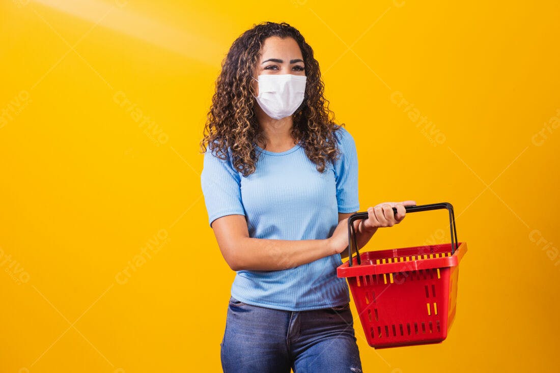 Mulher com máscara usando cesta de compras
